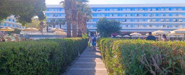 שביל למלון מחוף ים פרטי