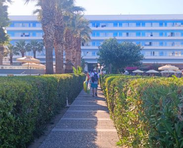 שביל למלון מחוף ים פרטי