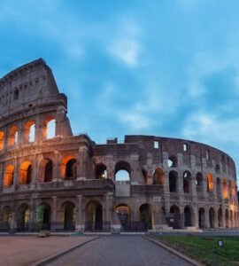 משפחה מטיילת בסמטאות עיר באיטליה